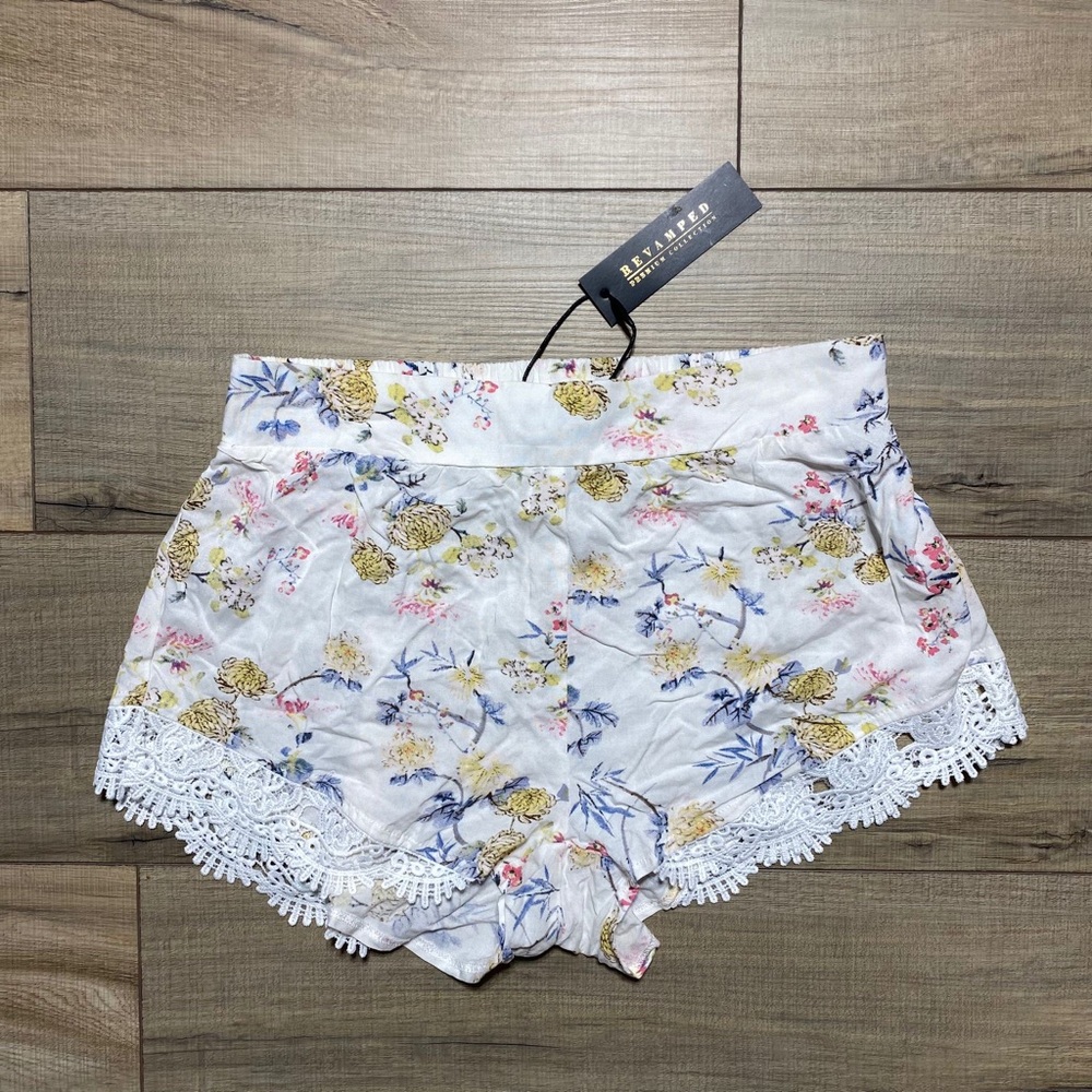 Revamped Women's Floral Pull On Shorts With Lace Detail Size M‎ Light Cream